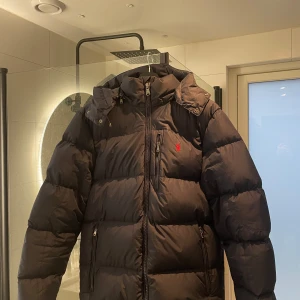 Ralp Lauren Dunjacka mörkblå - Säljer min mörkblåa Ralp lauren jacka, den är perfekt nu inför hösten/vintern. Den är i storlek M, endast använd en vinter. Skick 9/10 knappt använt skick på jackan. Kom med bud och hör gärna av er vid frågar😁