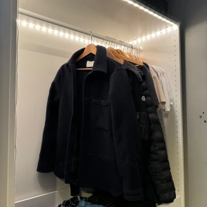 A Day’s March Overshirt  - Säljer en Overshirt från A Day’s March i storlek L. Den är i vädligt fint skick och har inga skador. Den är i tjockt material och perfekt nu till höst/vinter, hör av dig vid minsta fråga 🔹💯