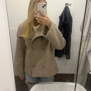 beige kappa - aldrig använd! Den är storlek 34 men är stor i storleken🩷 skriv för fler frågor!