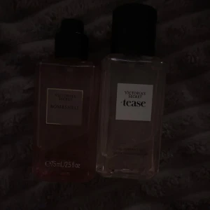 Victoria's Secret Tease & bombshell Parfym - Säljer två flaskor av Victoria's Secret Tease och bombshell. Perfekt för den som älskar en söt och förförisk doft. Tease är lite använd och bombshell är bara testad. 75mL/2.5floz