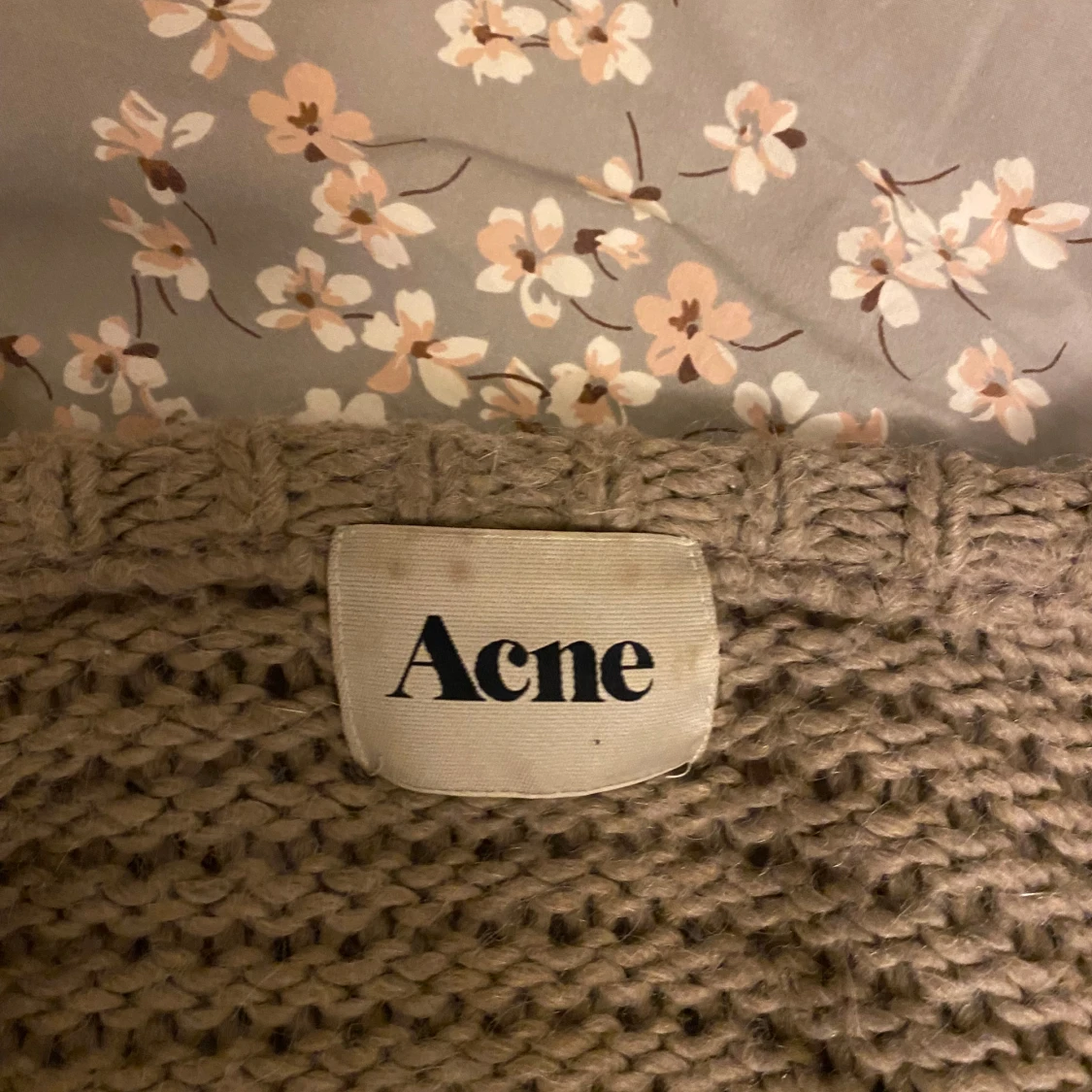 Beige stickad kofta från Acne - 90