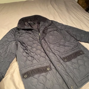 Firetrap Jacka - Säljer denna feta jacka ifrån märket firetrap i ett bra skick. 8,5/10 Inga defekter eller fläckar allmänt fräsh jacka även varmare än vad man kan tro. Många fickor och skön att ha i vardan. Storlek S men passar mer M, har du någon fråga är det bara att höra av sig!