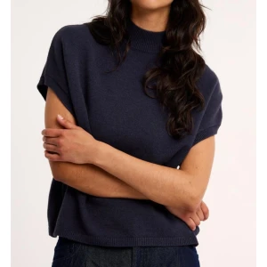 Kortärmad Stickad tröja - Mörkblå stickad tröja ifrån Kappahl, nypris 400kr. Använd väldigt få gånger och priset kan diskuteras, skriv för fler bilder❤️