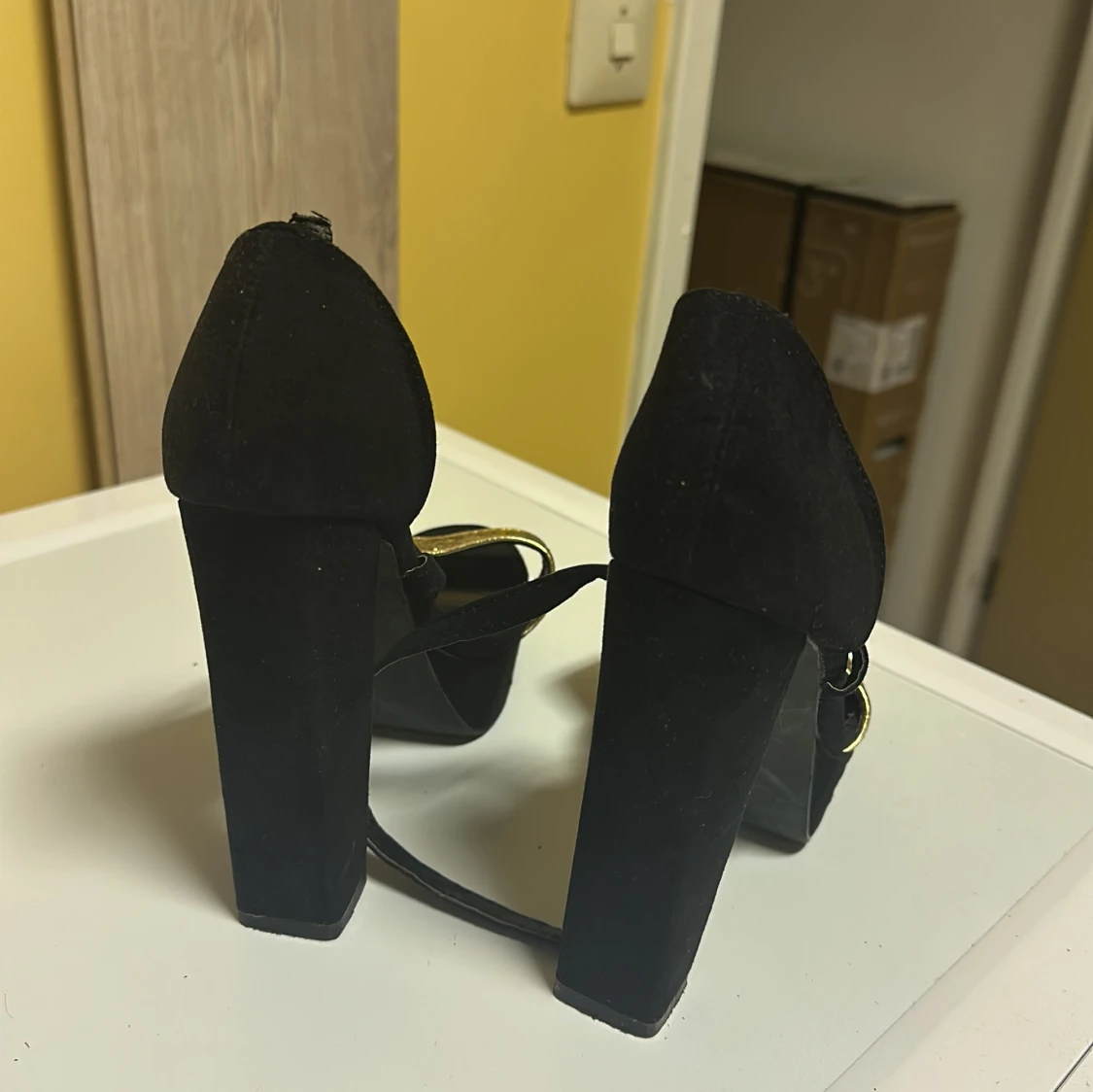 Svarta klackskor med glittrig detalj från Nly - 90