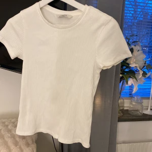 Ribbad topp - Köpte i somras med har inte använt. Storlek xs