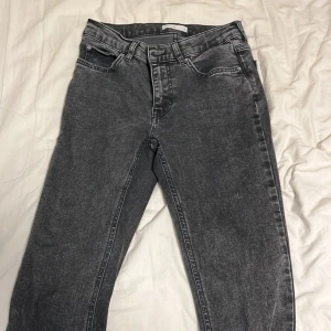 Grå jeans från Perfect Jeans - Snygga grå jeans från Perfect Jeans i storlek 36. De har en klassisk femficksdesign och en bekväm passform. Perfekta för en avslappnad stil.