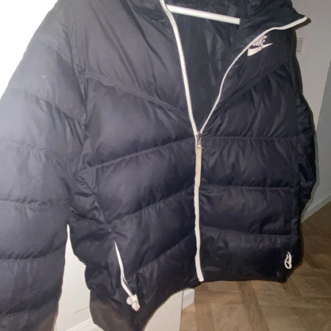 Svart dunjacka från Nike