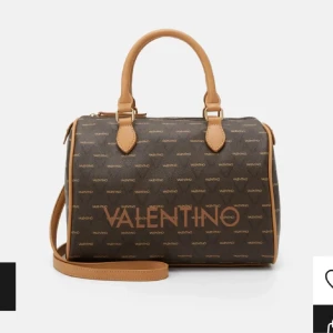 Valentino väska - Valentino väska, säljs billigt pga ett hål på insidan men inget som syns eller stör
