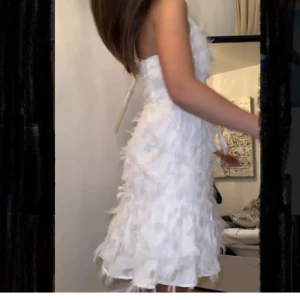 Vit axelbandslös klänning med volanger - Elegant vit halterklänning, perfekt som studentklänning eller midsommarklänning. Helt oanvänd och har fortfarande prislappen