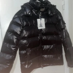Moncler maya  - Säljer denna jacka eftersom den har inte nån användning längre. Om du har några frågor om priset, jackan eller om bilder så kan du vara skriva.