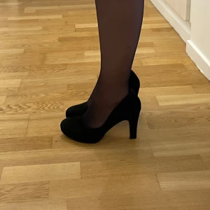 Svarta klackskor  - Kendra Sienna Black suede pumps i strl 38 o fint skick 💌