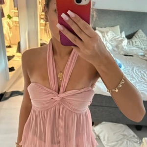 Topp från Zara - En jätte gullig topp från zara. (inte min bild och kan diskutera pris) . 💞