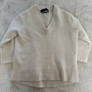 100% kashmirtröja  - Mysig beige tröja från Zara i 100% kashmir. Tröjan har en v-ringad design med trekvartsärmar och ribbade detaljer vid ärmslut och nederkant❣️❣️