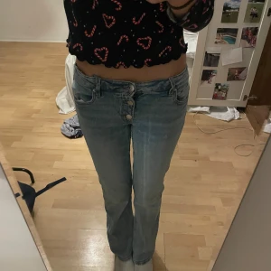Ljusblå jeans - Säljer ett par ljusblå jeans med knappgylf och klassisk femficksdesign. Jeansen är lågmidjade och utsvängda. Det är köpte från gina young men jag skulle säga att de är stolek 34ca, jag är 169 och det passar precis till mina hälar! Köpta för 350 säljer för 200kr. Skriv för mer info och bilder.