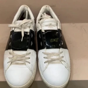 Valentino Open - Svarta Valentino Opens. Storlek: 41 Skick: 6/10 Pris: 1699kr Nypris: 6800kr