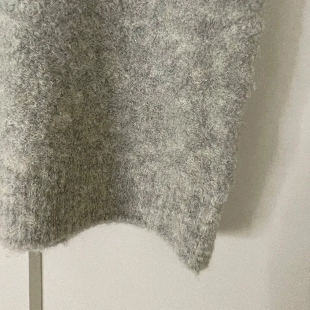 Mysig grå stickad väst från Primark i storlek M men passar xs perfekt. Perfekt för lager-på-lager under kyliga dagar. Västen har en rund halsringning och är ärmlös, vilket gör den lätt att matcha med olika toppar. Köptes förra månaden i London. Neuleet.