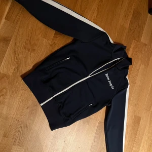 Äkta Mörkblå Palm Angels jacka - Äkta Palm Angels jacka, är i perfekt skick och är nästan helt oanvänd.