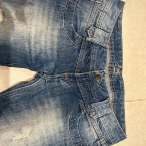 Blå jeans med slitningar - Blue rags jeans i topp skick! Säljer ett par snygga blå jeans med coola slitningar och en straight passform. Skriv för fler bilder (har inga när dom sitter på då de för försmå på mig)❤️❤️ köparen betalar frakt 