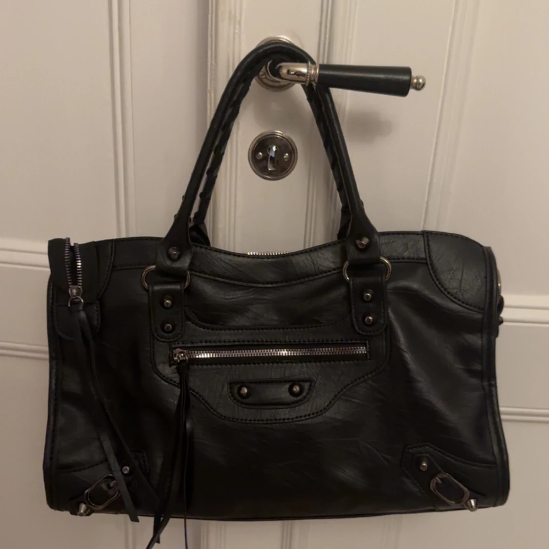 Svart skinnväska med dragkedja