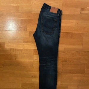 Blå Jack and Jones jeans  - Snygga slim jeans i mycket bra skick. Storlek: W31 L32. Skriv vid minsta fundering!