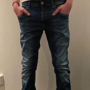 Replay jeans  - Tjena! Säljer nu dessa par Replay jeans! Dom är i ett bra skick, skulle säga 7/10! Dom är i stolek 14 år skulle säga runt 170cm. Om ni undrar något så är det bara att hör av sig!😁