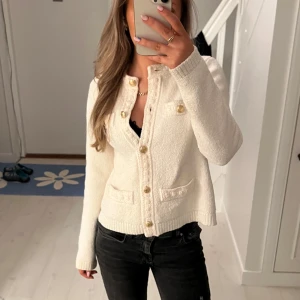 Vit stickad kofta med knappar - Snygg vit stickad kofta med guldiga knappar framtill. Pris kan alltid diskuteras❤️