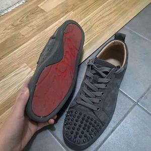 Grå christian louboutin  - Säljer mina louboutin för jag har växt ur dem. Storlek 41 andvända ett fåtal gånger t.ex på skol anslutningar. Har dustbag och lådan kontakta om du har fler frågor.