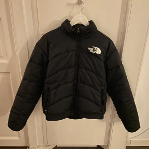 The North Face jacka - Hej, jag säljer en svart pufferjacka från The North Face. Jackan är stilren och i väldigt bra skick. En väldigt bekväm jacka som är perfekt för kyliga dagar då den är bra på att hålla värmen. Pris kan diskuteras! 