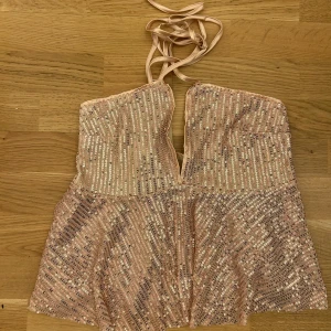 Glittrig begie topp - Snygg glittrig begie topp med knyttband  med paljetter . Perfekt för festliga tillfällen.