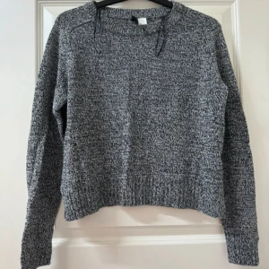 Grå stickad tröja  - Säljer en mysig grå stickad tröja från H&M Divided. Tröjan har en klassisk design med långa ärmar och en rund halsringning. Perfekt för kyligare dagar! Använd två eller tre gånger, i mycket bra skick. Tröjan är kortare i modellen.