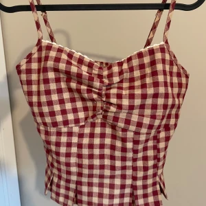 Rutig Topp  - jättesöt topp från cider som är helt i nyskick!!❣️toppen har en liten dragkedja vid sidan vilket gör den enkel att få på samt anpassningsbara axelband.❣️