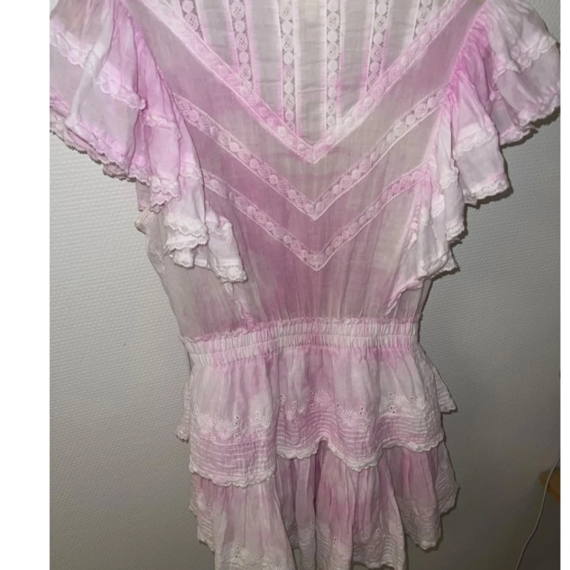 Ljusrosa klänning från LoveShackFancy - 90