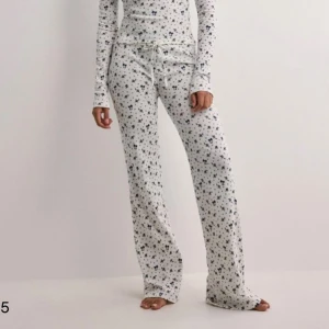 Mönstrade byxor - Slutsålda byxor från Nelly. Helt nya, endast testade. Hör av er vid frågor