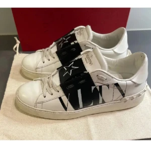 Valentino skor - Så snygga valentino skor💕limited edition med en logga på sidan 