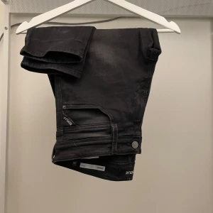 Replay jeans  - Tjena! Säljer ett par replay jeans! Dom är använda men i ett fint skick 7/10! Har ni några funderingar eller vill har mer bilder så är det bara att skriva!😁