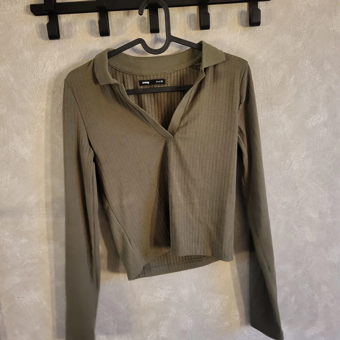 Olivgrön ribbad tröja från Sinsay