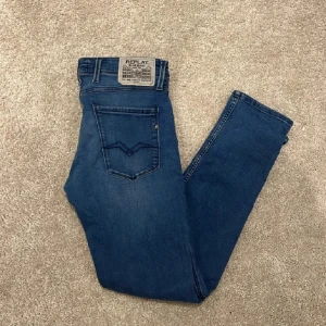 Blå jeans från Replay - Snygga blå jeans från Replay i modellen Anbass. Väldigt bra skick och skriv om ni har frågor!  