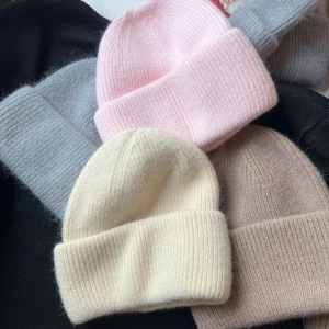 Färgglada ribbade mössor - Säljer ett set av mysiga ribbade mössor i olika färger: rosa, beige, grå och krämvit. Perfekta för att hålla värmen under kyliga dagar. Mössorna är stilrena och passar till alla vinteroutfits. 349:-/st!!!  Begränsat antal 
