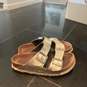 Grå / Silvriga sandaler från Birkenstock - Säljer ett par klassiska Birkenstock sandaler 