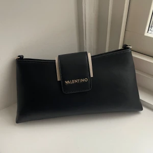 Väska valentino  - Helt ny, från valentino. Passar perfekt som kuvertväska, axelband kommer med. 