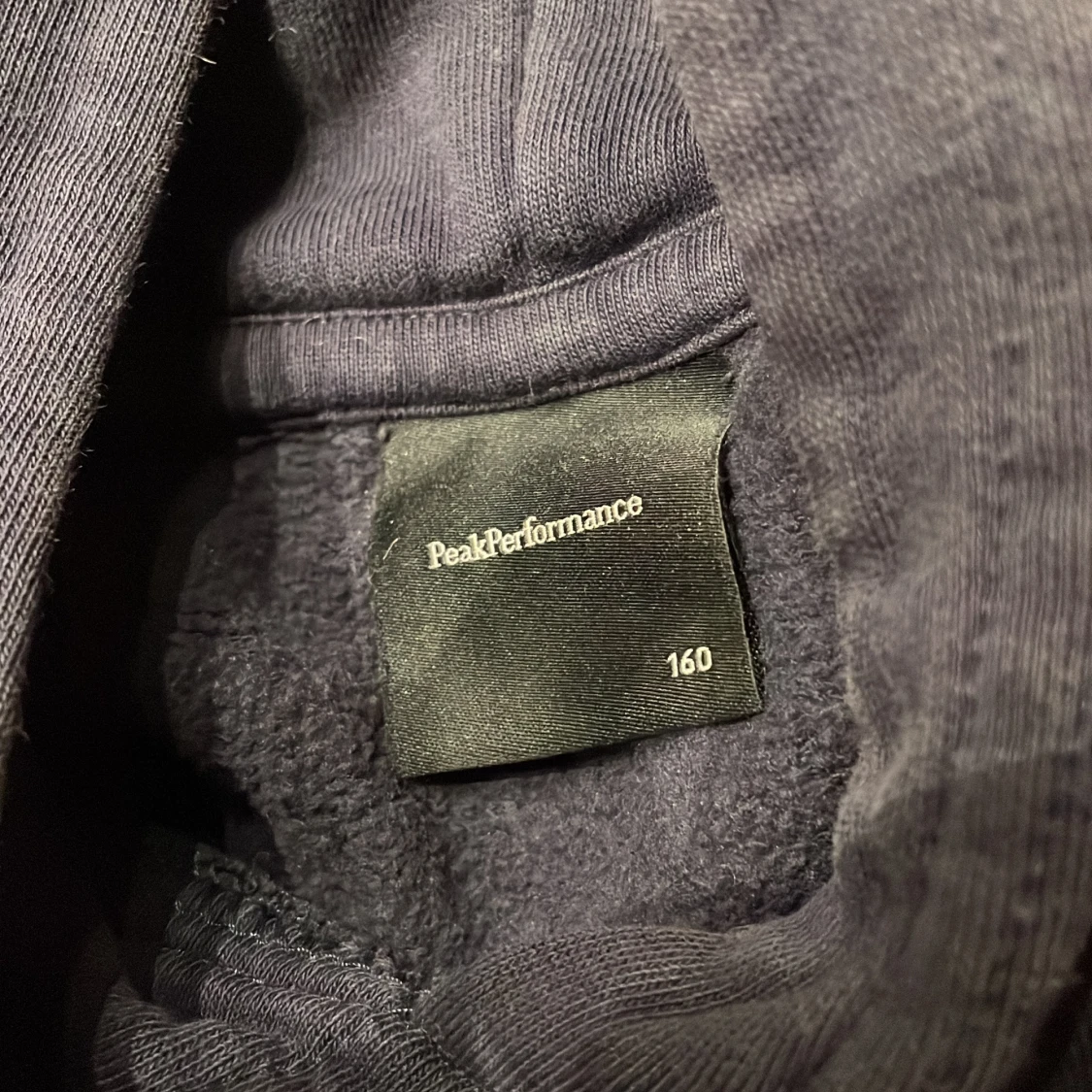 Mörkblå hoodie från Peak Performance - 92