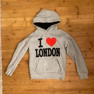 Grå hoodie med 'I ❤️ London'-tryck - Säljer en grå hoodie med ett stort 'I ❤️ London'-tryck på framsidan. Tröjan har en mysig huva.