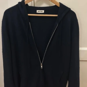 Soft Goat zip hoodie - Tja säljer nu min snygga kashmir hoodie från Soft Goat. Nypris är ungefär 3000 kr och hoodien passar både storlek M och S. Hoodien är sparsamt använd och har inte defekter eller större tecken på användning, den är i 100% kashmir vilket är perfekt nu under vintern. Hör gärna av er ifall ni undrar över något.