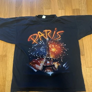 Vintage Paris art tee - Har använt den en del och köptes på herr judit för ett tag sen.  Size M