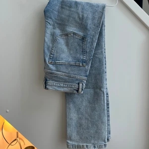 Eiffel jeans från Jeanerica - Ljusblå jeans från Jeanerica med hög midja och lätt utsvängning nedtill. Hellånga på mig som är 170cm. Sparsamt använda och utan anmärkningar ☺️