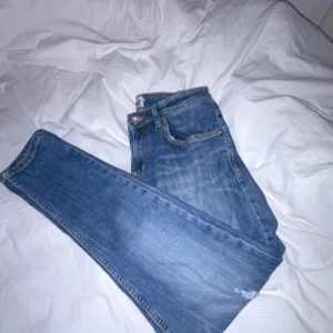 Blå jeans från lager 157 - Riktigt feta jeans från lager 157 mä riktigt schyssta slitningar. Storlek M passar mellan 174-178 ish