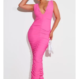 Rosa långklänning med rynkdetaljer - Snygg rosa långklänning med djup v-ringning och rynkdetaljer längs hela klänningen. Perfekt för en kväll ute. Den är aldrig använt utan kunde inte lämna tillbaka den så det är anledningen till varför jag säljer den. Jag har storlek xs men den va lite stor så passar även er som har s.