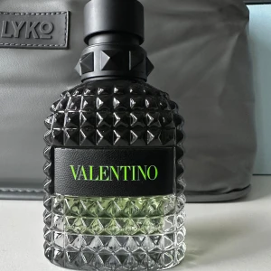 Parfym från Valentino - Snygg parfymflaska från Valentino, parfymen är helt full. Perfekt för den som vill ha en stilren och modern doft.