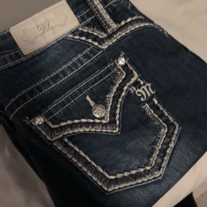 Mörkblå miss me jeans - Säljer nu mina snygg miss me jeans då de är för stora och inte kommer till användning. Endast lite slitningar längst ner men inget man märker av. Köpta från raglady för 2000kr. Storlek W29 (eu 36) skriv för mått eller fler bilder/frågor💕 köparen står för frakten☺️finns upplagda på Vinted oxå!
