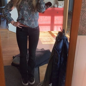 Svarta bootcut jeans från Zara - Snygga svarta bootcut jeans från Zara. Jeansen har en tight passform upptill och vidgar sig vid anklarna. Perfekta för en stilren look. Passar bra till både sneakers men även med en klack!